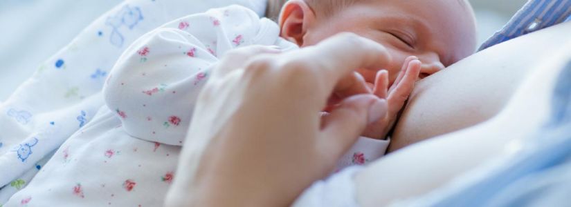 Maman allaitant son bébé